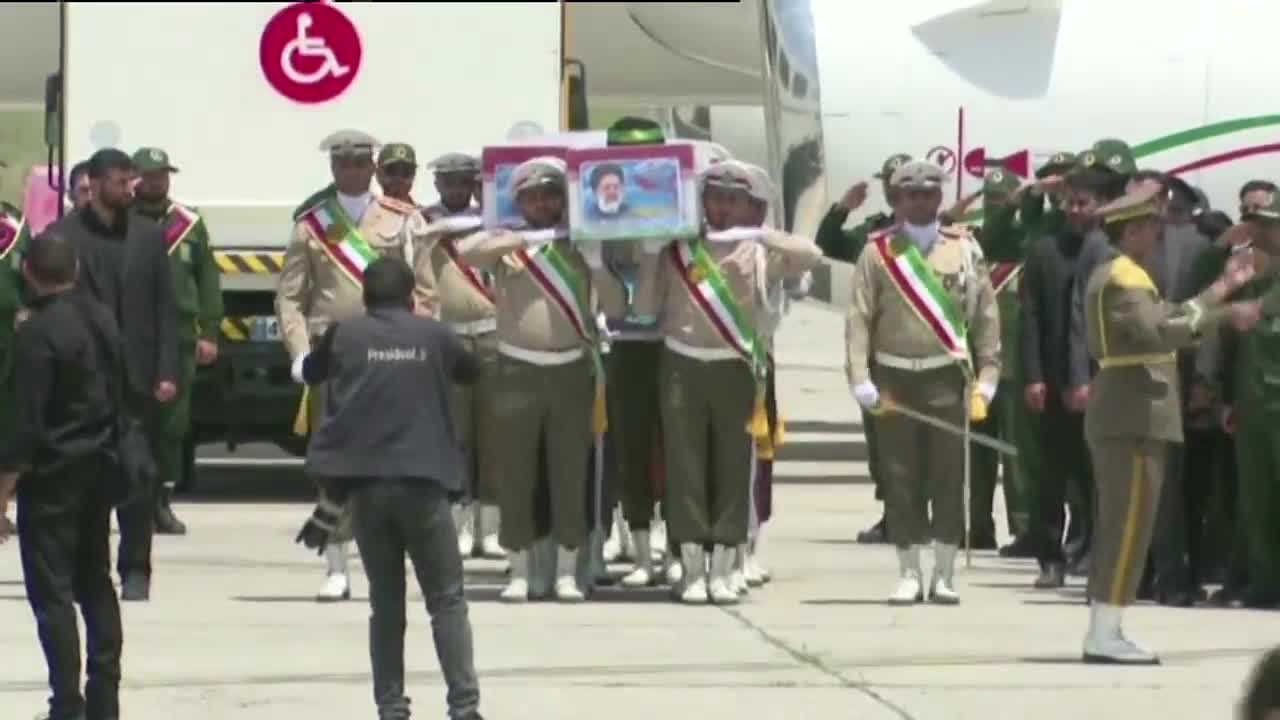 محمولاً على أكتاف خدمة الإمام الرضا (ع).. إنزال جثمان الرئيس الإيراني من الطائرة بمطار مشهد
