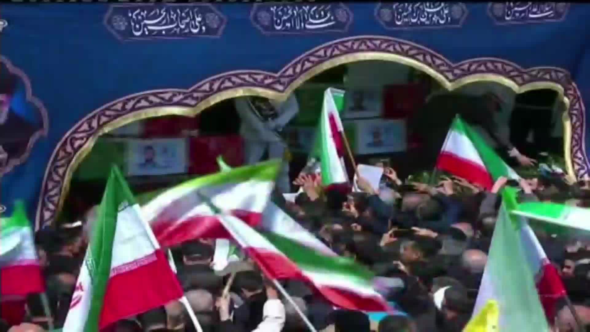 مشاهد جوية لحشود المشاركين في تشييع الشهيد لاريجاني ورجال المدمرة "دنا"