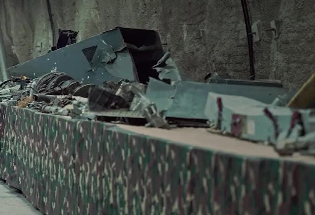 مشاهد لحطام مقاتلة أمريكية وطائرات مسيّرة خلال العدوان على إيران