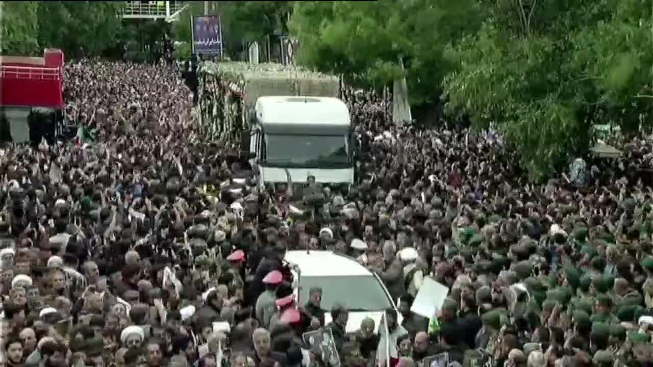  نعوش الشهيد الرئيس رئيسي ورفاقه الشهداء تجوب شوارع تبريز وصولاً الى ساحة الشهداء