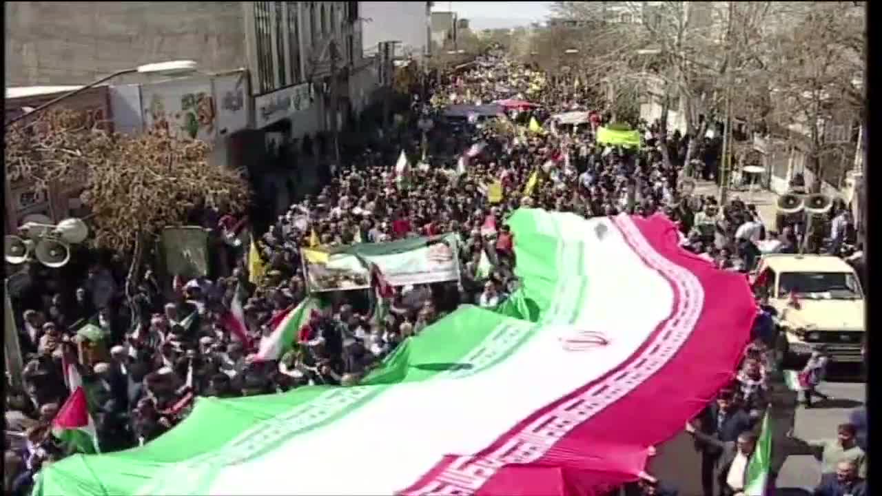 نساء يحملن أجساداً رمزية للشهداء الأطفال في غزة خلال مسيرات إحياء يوم القدس العالمي بطهران