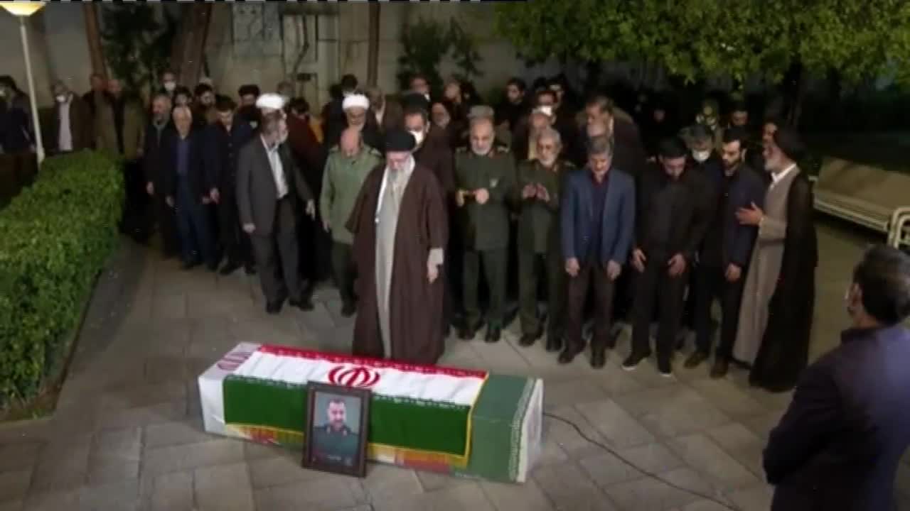 قائد الثورة الإسلامية يؤدي الصلاة على جثمان الشهيد السيد رضي موسوي مثمنًا جهوده الدؤوبة