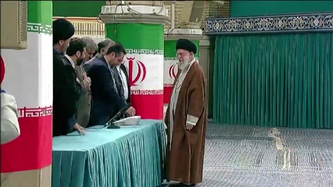 قائد الثورة يُدلي بصوته في الجولة الثانية من الدورة الـ12 لانتخابات مجلس الشورى الإسلامي