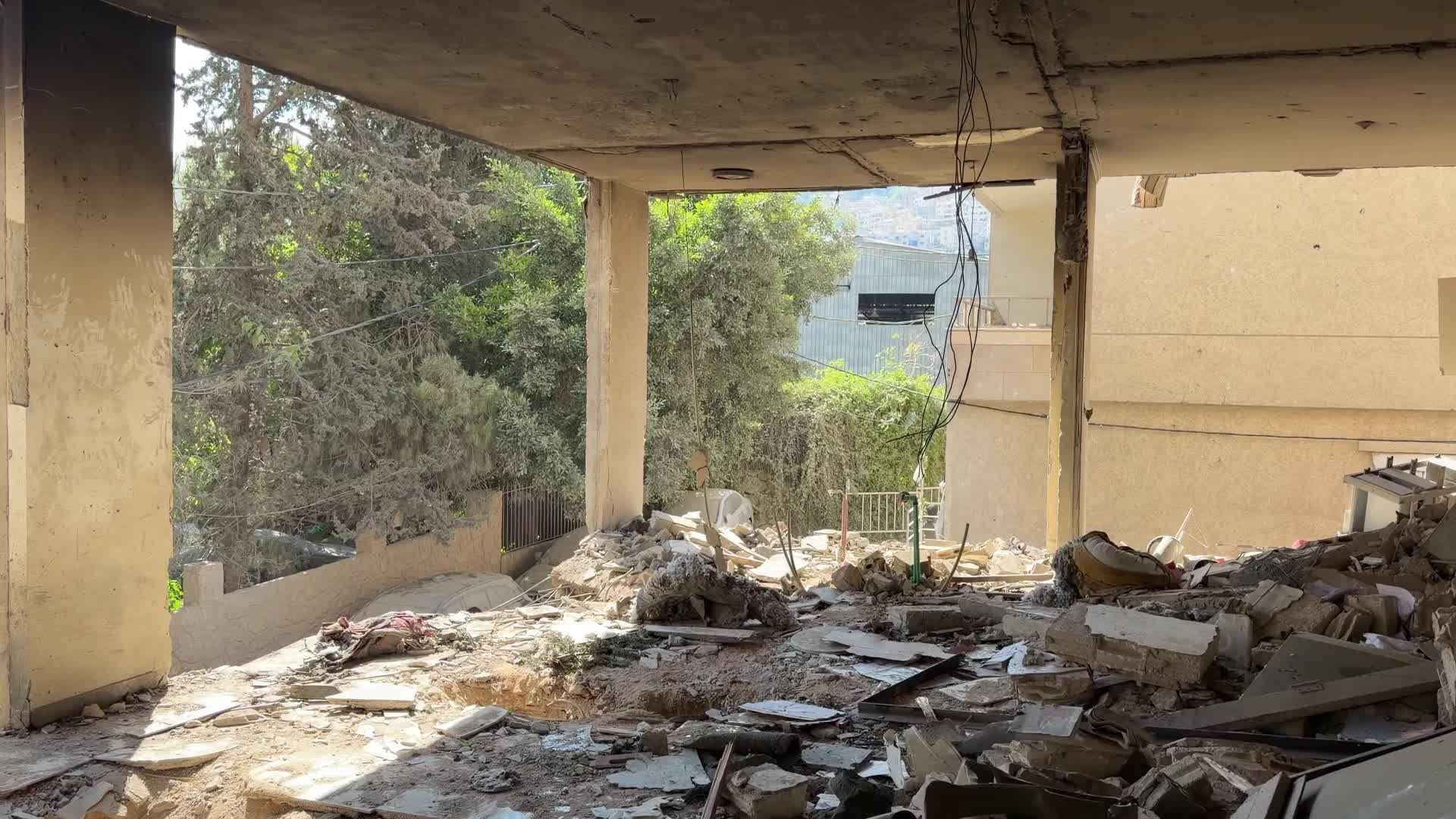 أضرار واسعة بالمنازل في الشويفات بضاحية بيروت الجنوبية إثر غارة إسرائيلية أدت إلى سقوط 18 شهيداً ومصاباً