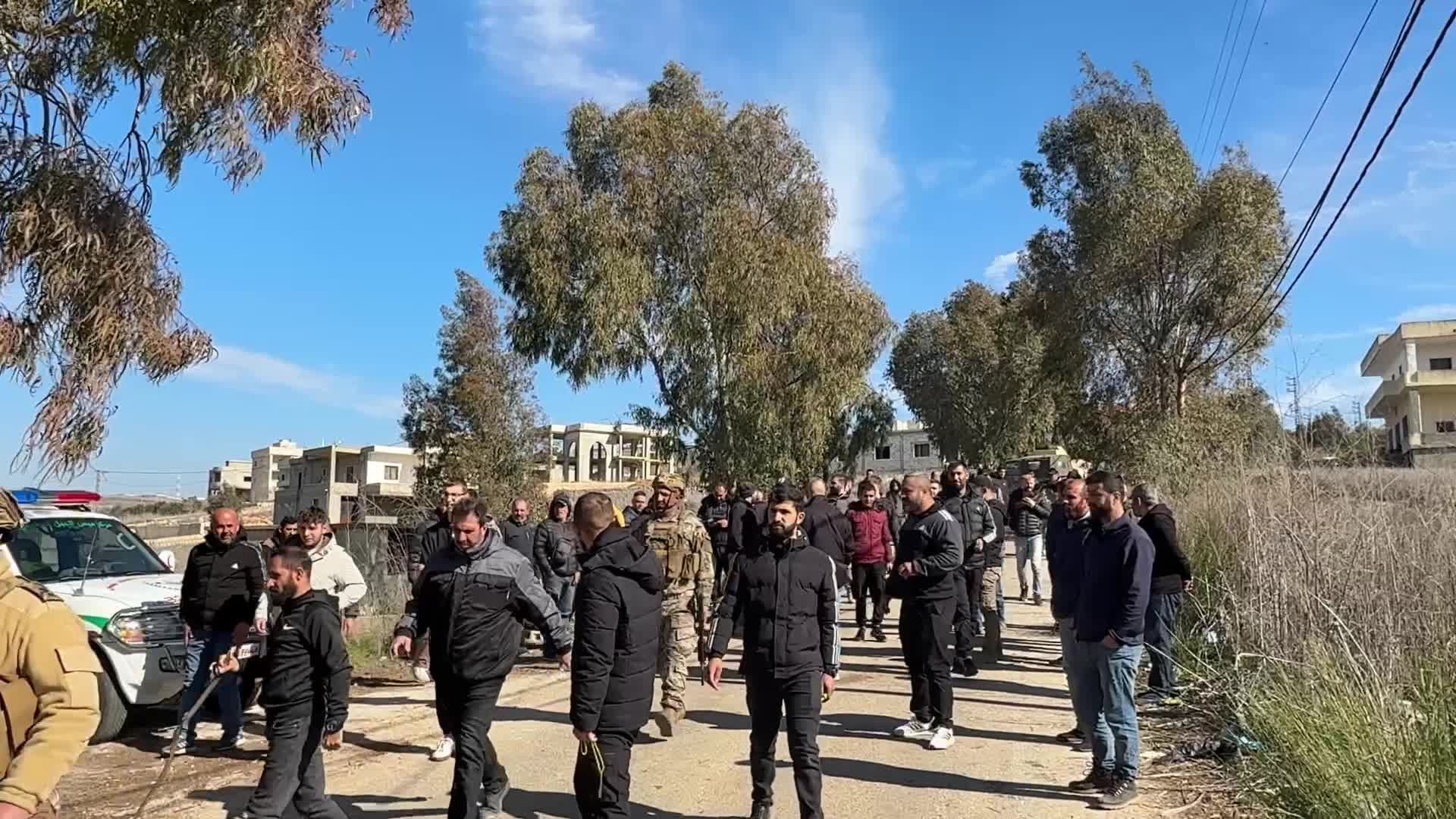 أهالي بلدة ميس الجبل الجنوبية يتجمعون على مدخل بلدتهم استعداداً لدخولها برفقة الجيش اللبناني