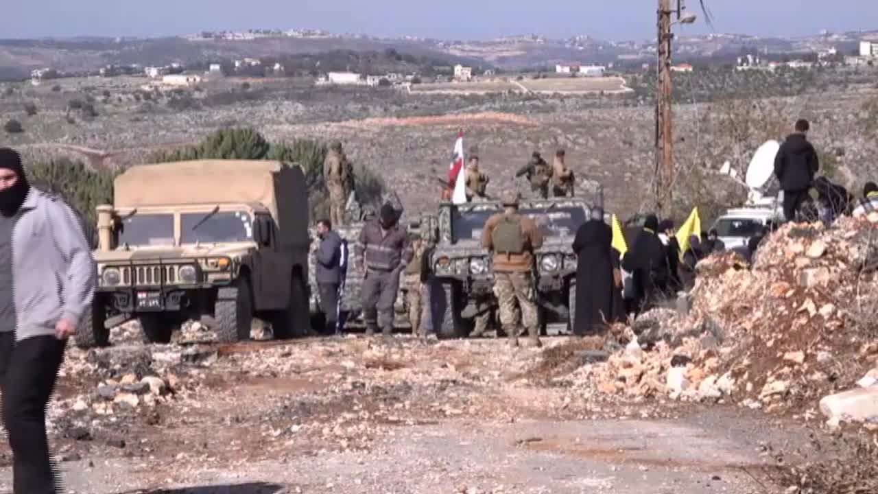 أهالي بلدة "يارون" الجنوبية على تخوم بلدتهم يتحضرون برفقة الجيش للبناني لدخولها