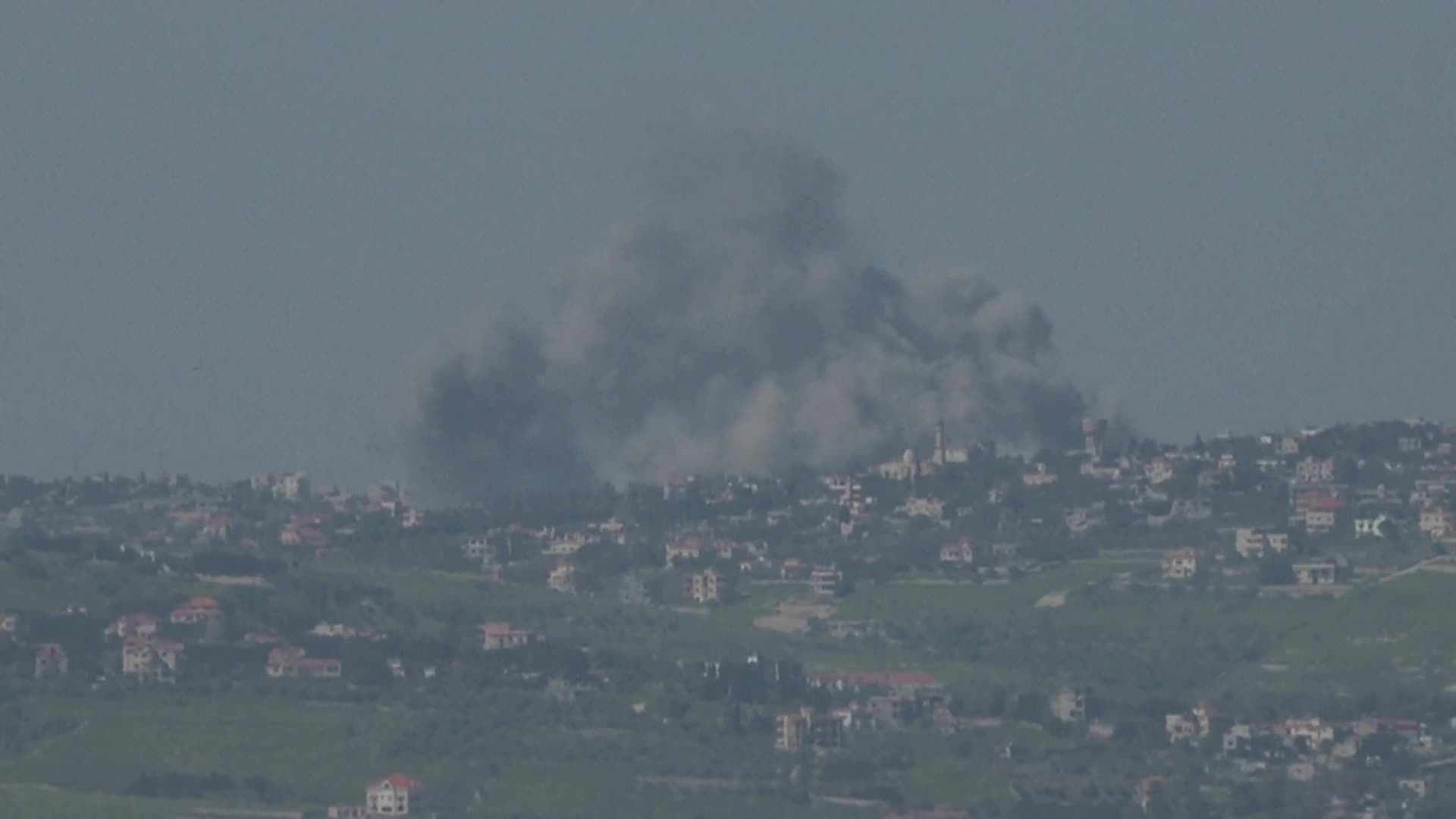 الاحتلال الإسرائيلي يواصل خروقاته للهدنة واعتداءاته في جنوب لبنان: تفجيرات منازل وغارات جوية وتمشيط مكثف