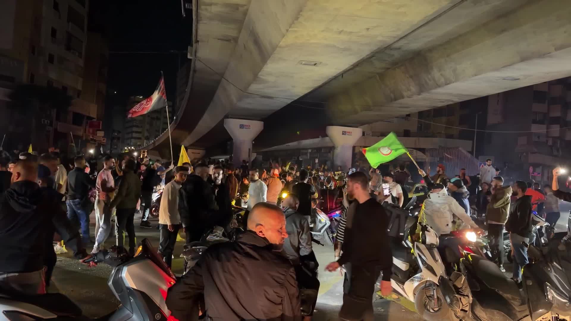 العائلات العائدة إلى الضاحية الجنوبية لبيروت تحتشد في مسيرات احتفالية ابتهاجًا بانتصار المقاومة