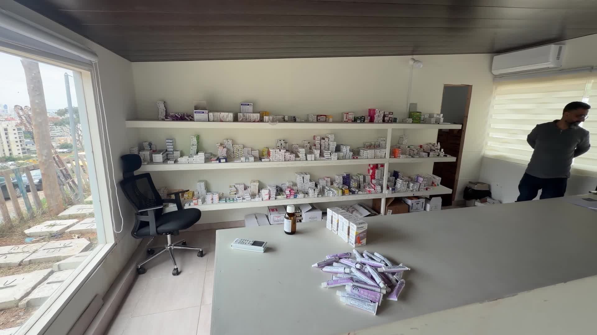 أطباء متطوعون بالتعاون مع الهيئة الصحية الإسلامية يقدمون الرعاية الطبية للنازحين في مركز إيواء في جبل لبنان