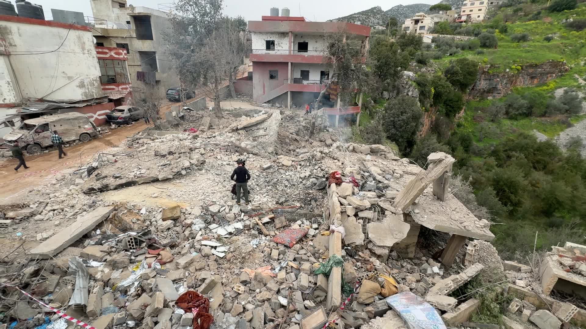 عدسة يونيوز تُعاين حجم الدمار الذي خلفه العدوان الإسرائيلي على مركز صحي في بلدة الهبارية
