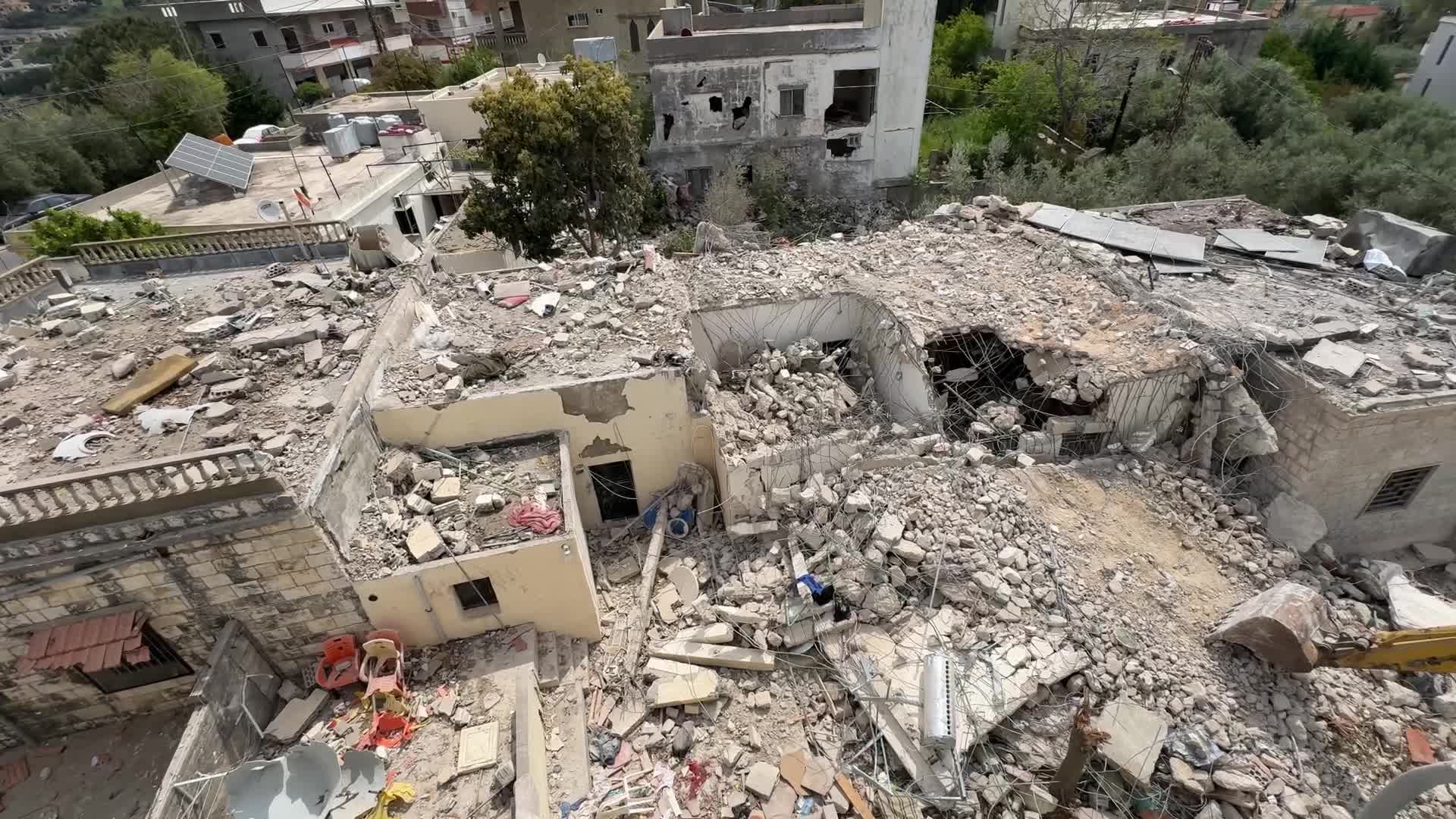 عقب غارة أدت إلى استشهاد 3 أشخاص وإصابة آخرين.. عدسة يونيوز تُعاين الدمار في بلدة السلطانية