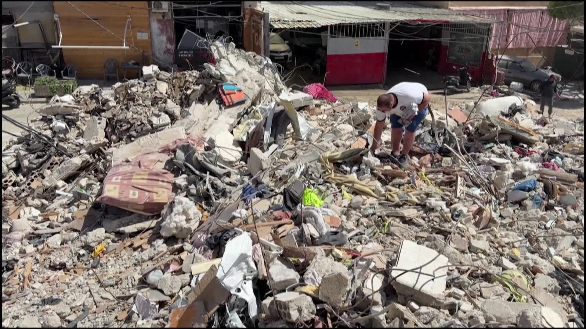 في صور جنوب لبنان.. رجل يبحث عن ذكريات عائلته بعد غارة إسرائيلية