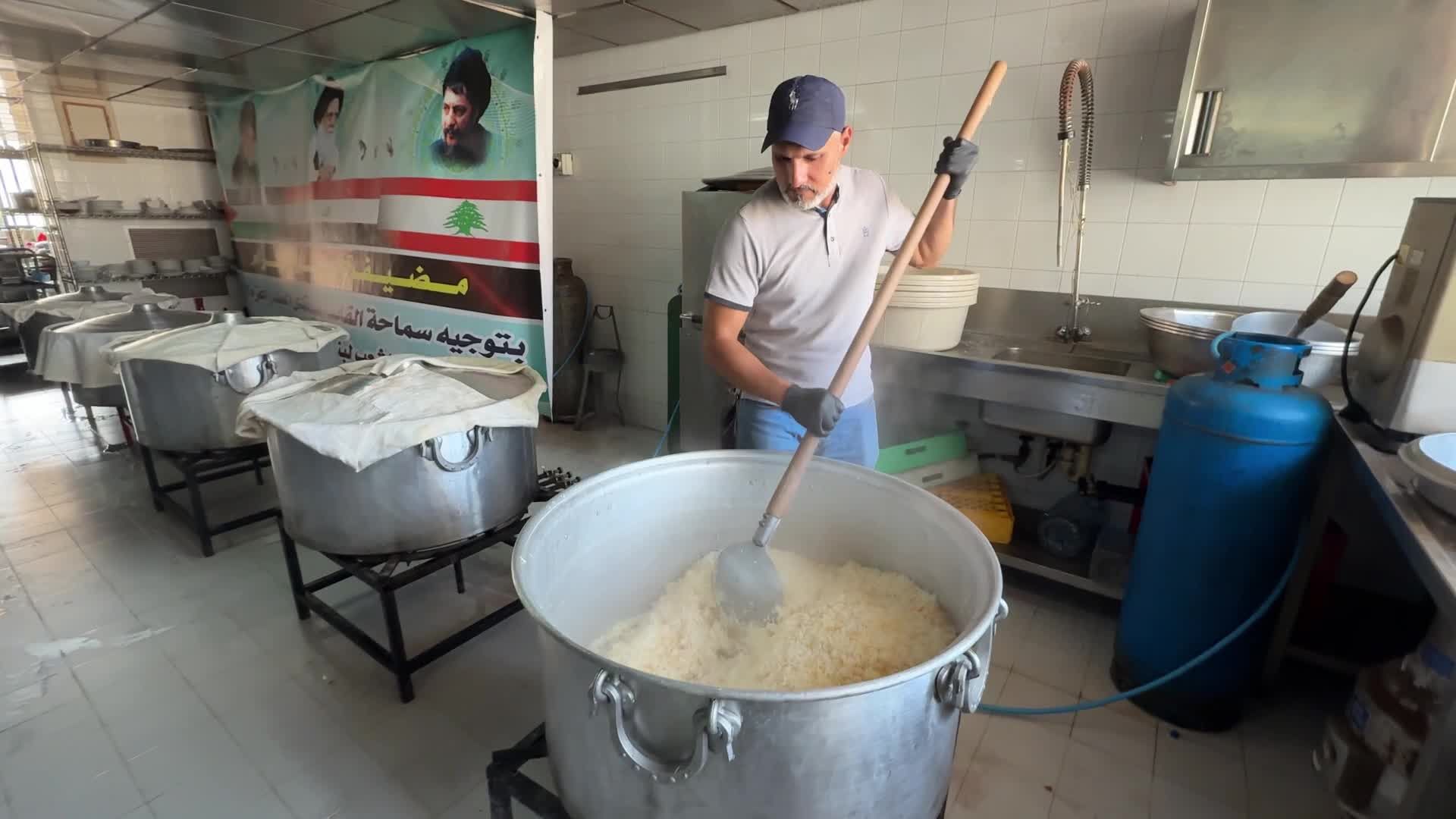 في تضامن عابر للحدود.. مضيف "آل الصدر" يقدم آلاف الوجبات والخدمات الطبية يوميًا للنازحين