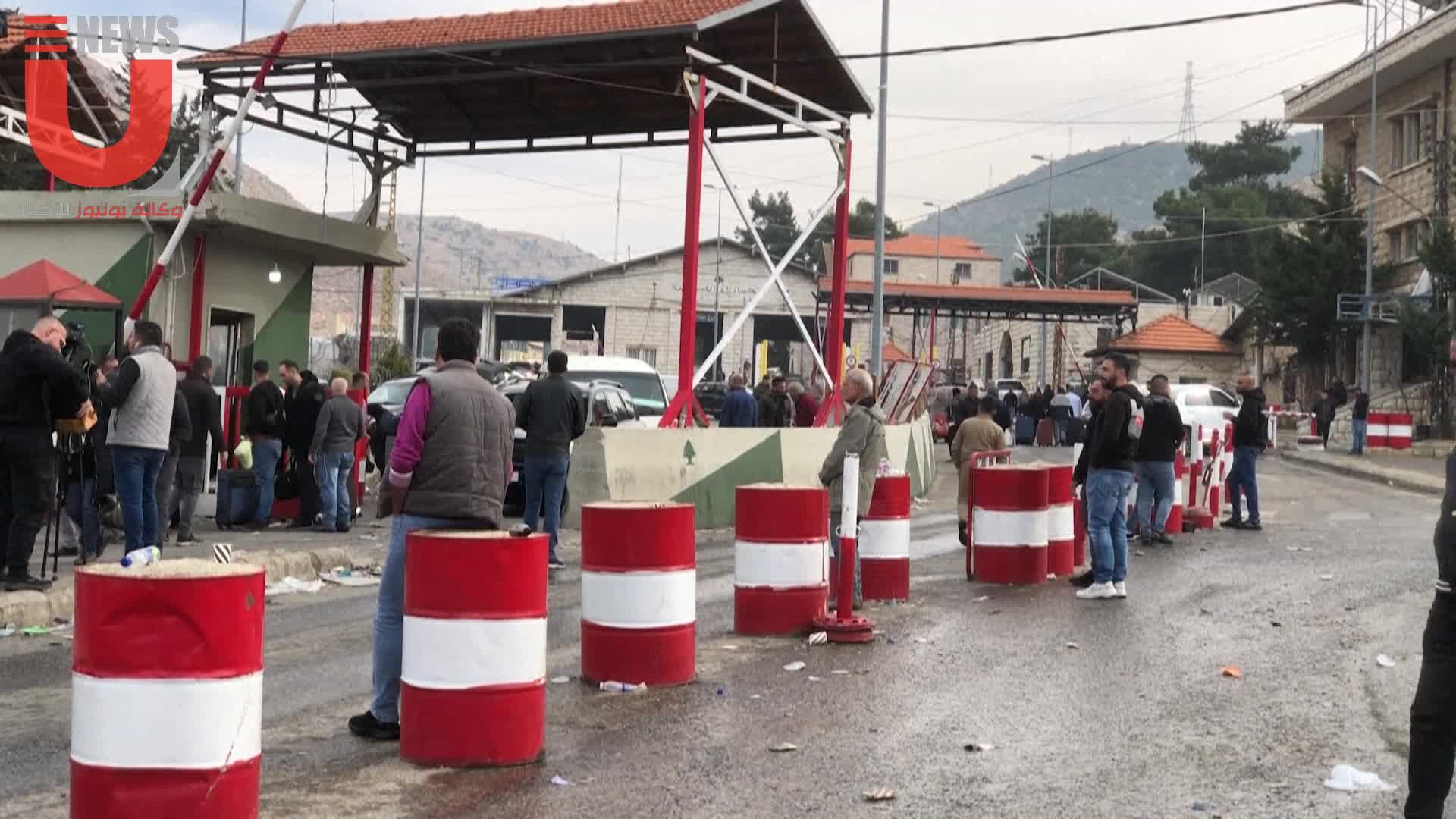 حركة كثيفة للنازحين السوريين العائدين الى سوريا عبر معبر المصنع الحدودي مع لبنان