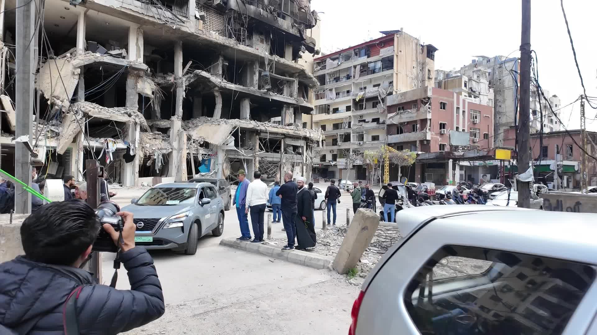 حزب الله ينظم جولة للصحافيين في الضاحية الجنوبية لبيروت لمعاينة الدمار الذي خلفه العدوان في مناطقها