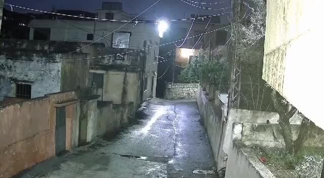 جيش الاحتلال يطلق رشقات رشاشة ثقيلة متفجرة باتجاه حي عقبة عين إبل وعدة أحياء بمدينة بنت جبيل