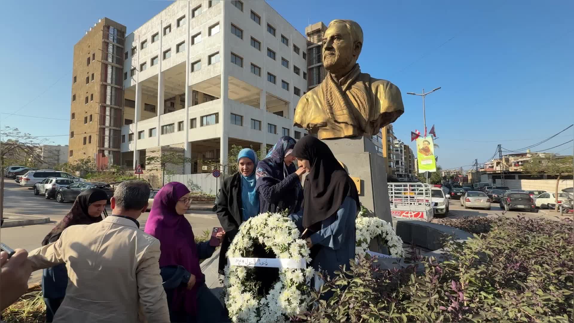 لبنانيون يضعون أكاليل الورود عند النصب التذكاري للشهيد سليماني في الضاحية الجنوبية لبيروت
