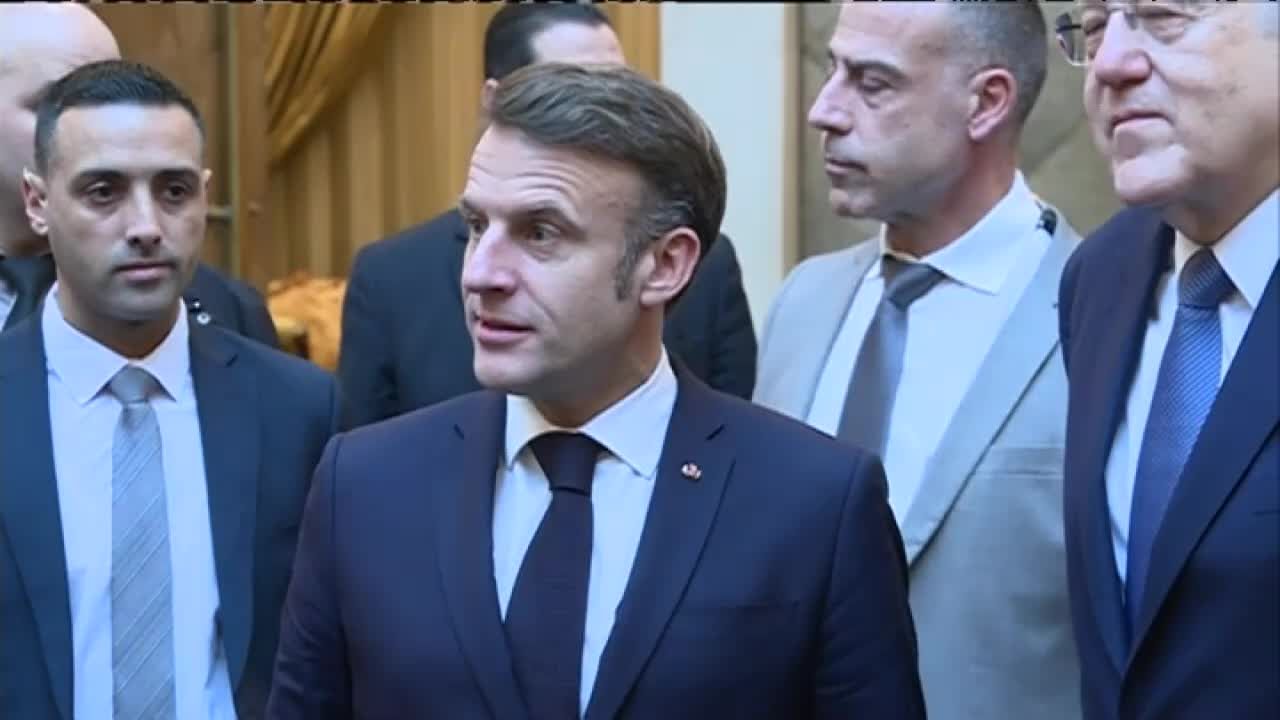 ماكرون من مطار بيروت: سأجتمع مع عضوي لجنة مراقبة وقف إطلاق النار وألتقي عون وسلام