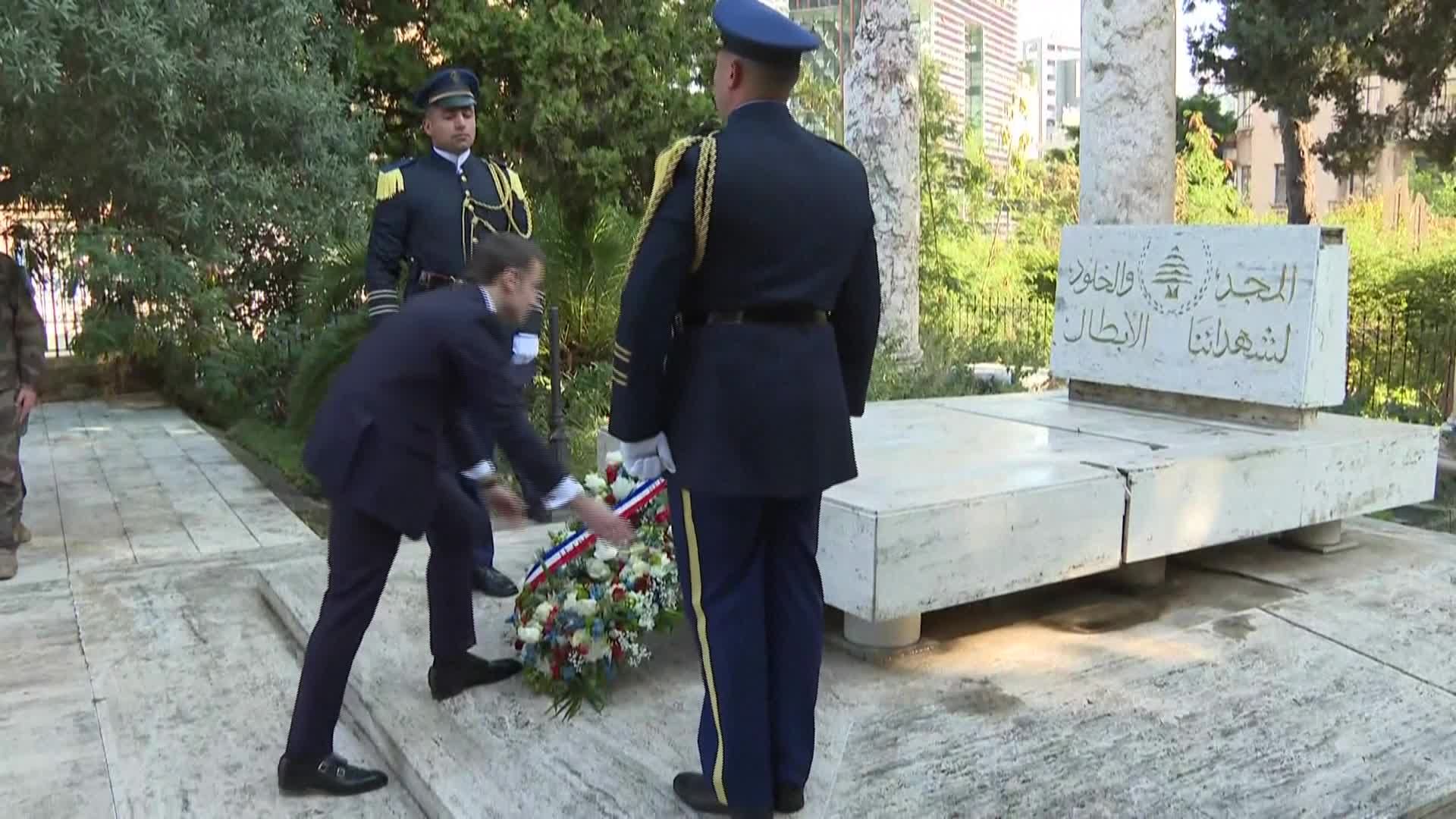 ماكرون يضع إكليل ورود عند ضريح الجندي المجهول في المتحف وسط بيروت