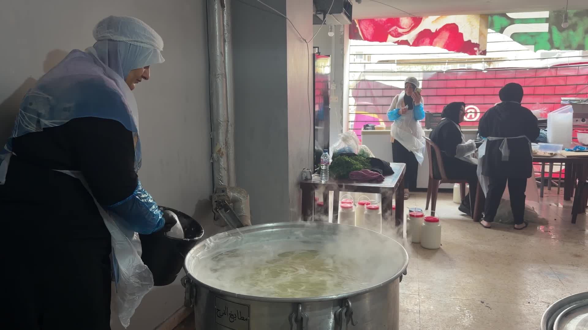 مبادرات فردية لتحضير وجبات طعام للنازحين في بيروت