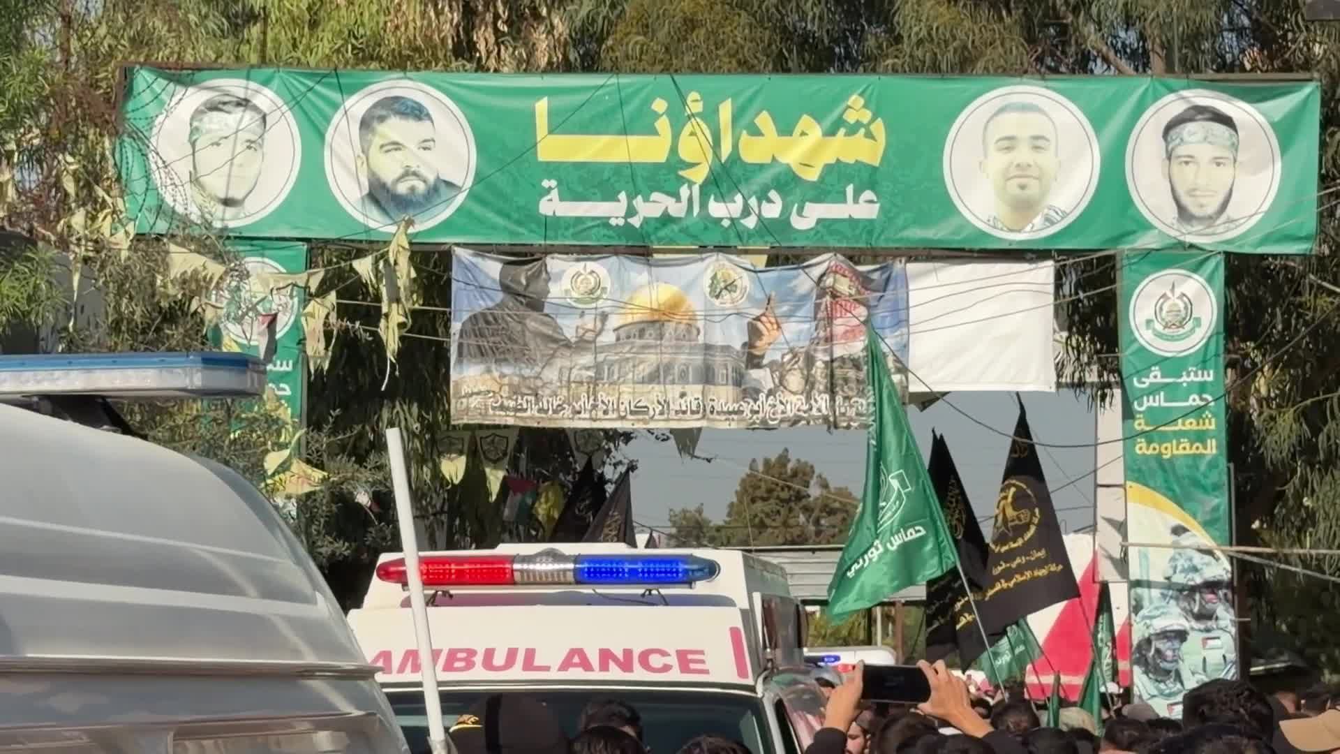 نعوش شهداء مجزرة "عين الحلوة" تصل إلى المخيم الفلسطيني جنوب لبنان