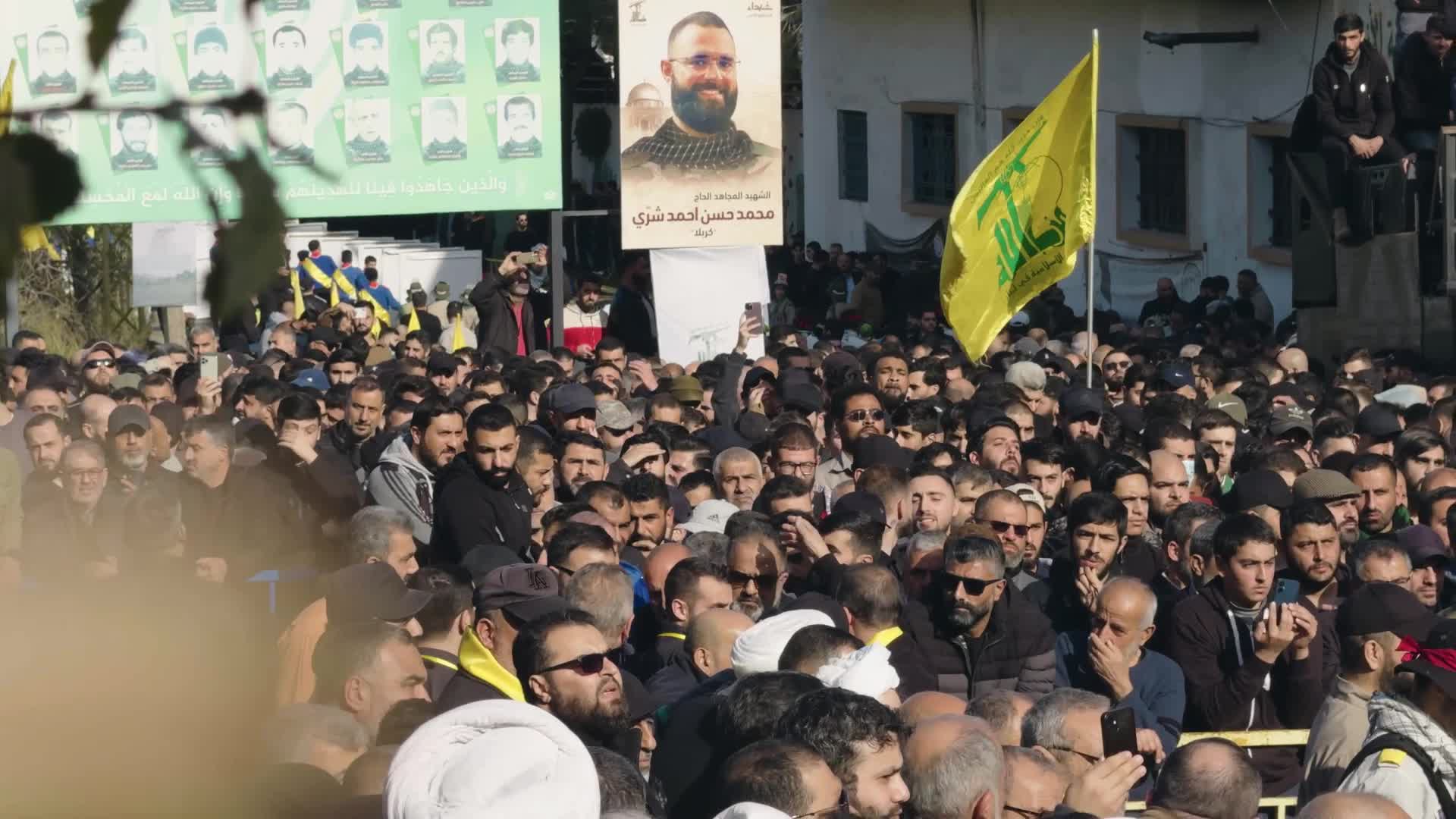 رغم الغارات..حشود غفيرة وفعاليات اجتماعية تشارك في تشييع القائد الشهيد وسام الطويل بخربة سلم