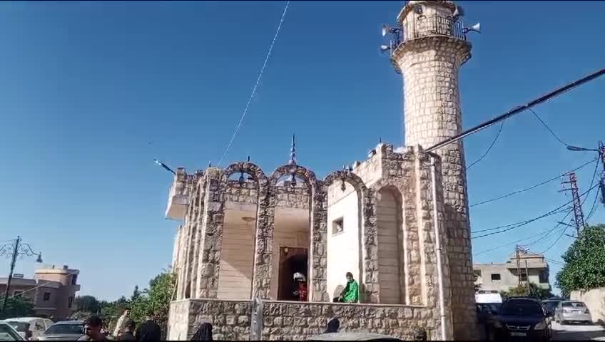 رغم الخطر.. أهالي بلدة مارون الراس الجنوبية يأدون صلاة عيد الأضحى المبارك