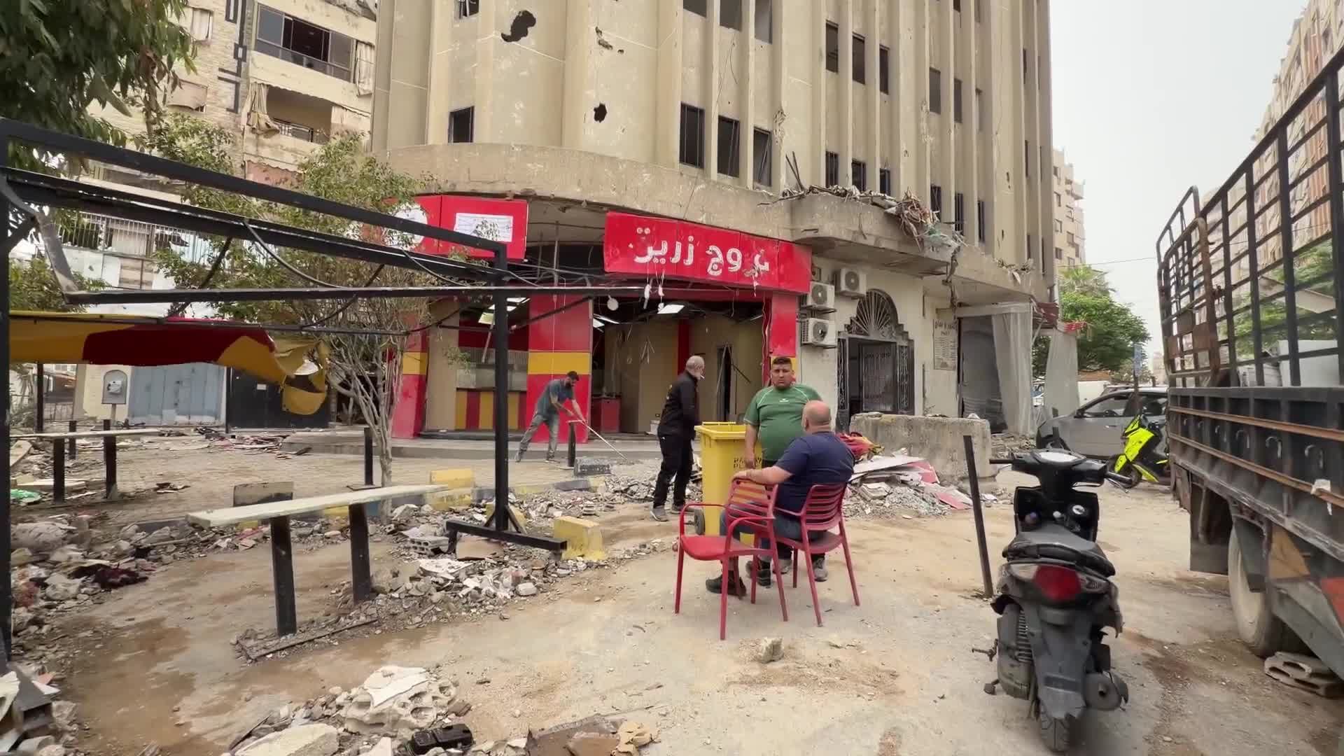 سكان الضاحية الجنوبية لبيروت يتفقدون ممتلكاتهم ويبدأون بإزالة آثار الدمار في اليوم الثاني للهدنة