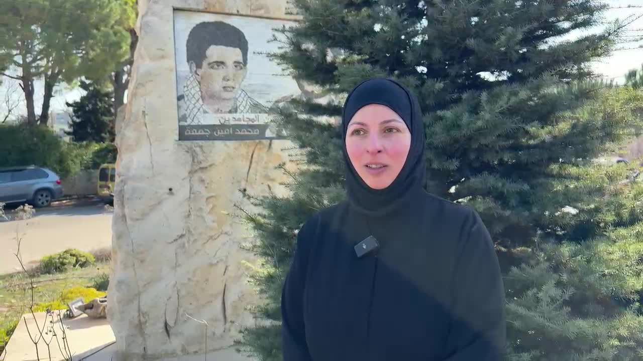 سيدة جنوبية ترفض مغادرة محيط بلدتها "عيناتا" قبل دخولها رغم تحذيرات إسرائيلية "بالرصاص"