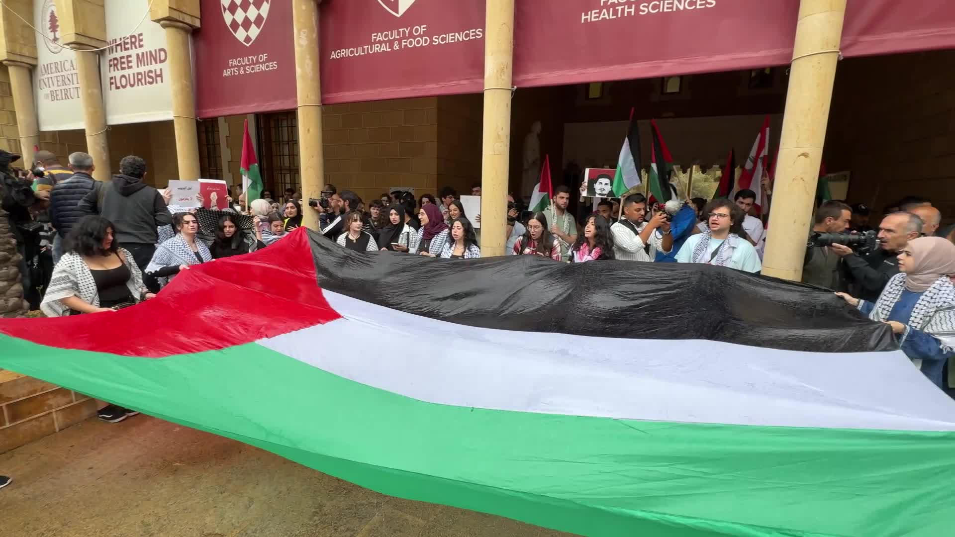 طلاب الجامعات ينضمون للحراك العالمي.. وقفة احتجاجية بالجامعة الأمريكية دعماً لغزة