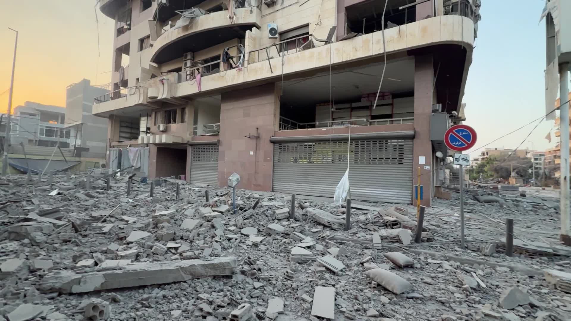 جالت عدسة وكالة يونيوز اليوم الجمعة في الضاحية الجنوبية لبيروت، حيث عاينت حجم الدمار الذي أحدثته الغارات الإسرائيلية التي استهدفت هذه المنطقة السكنية ليل امس الخميس.