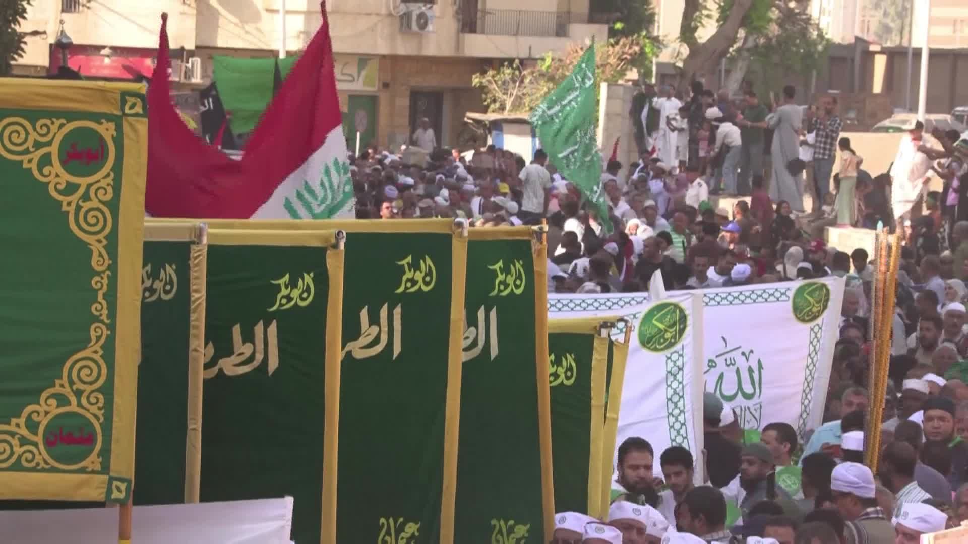 آلاف المواطنين في القاهرة يحتفلون بالمولد النبوي الشريف