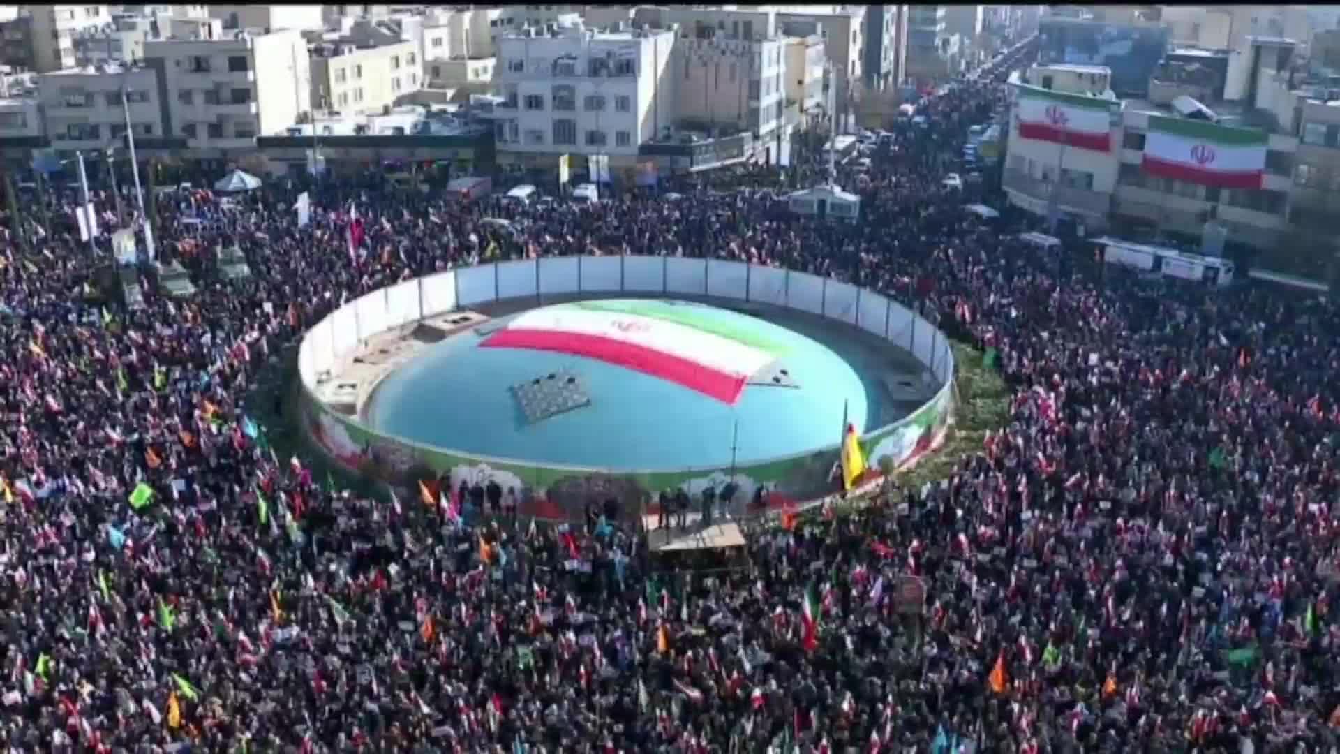 "ميدان الثورة" في طهران يغص بمئات الاف المواطنين المنددين بأعمال الشغب