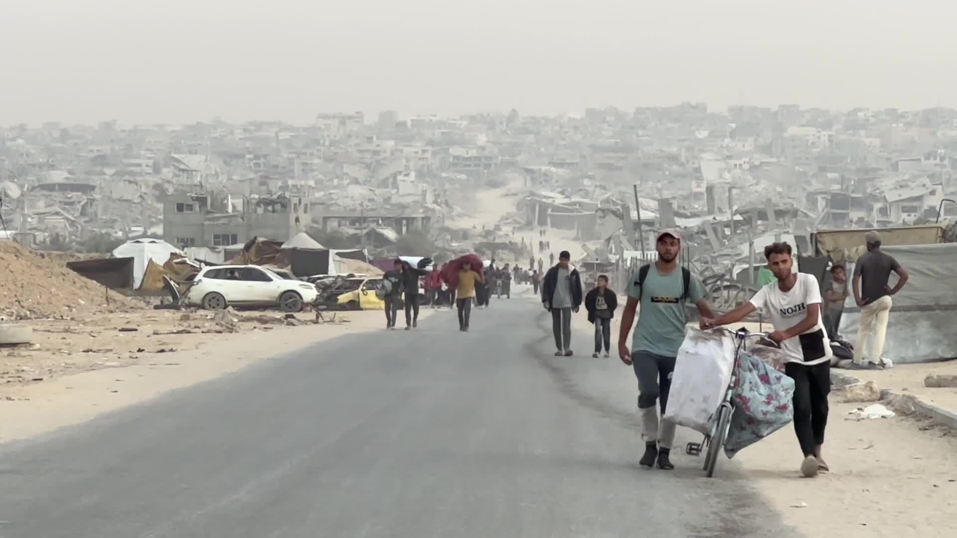 أطفال يبحثون عن البلاستيك في خانيونس وسط تحذيرات من انهيار إنساني شامل في غزة