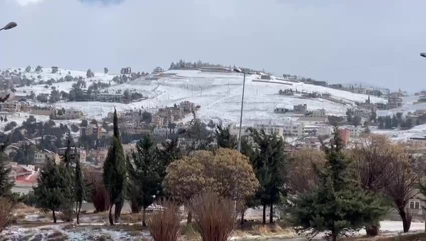 "الزائر الأبيض" يحط رحاله فوق تلال بعلبك.. والعاصفة تُعطل الدراسة في المدينة
