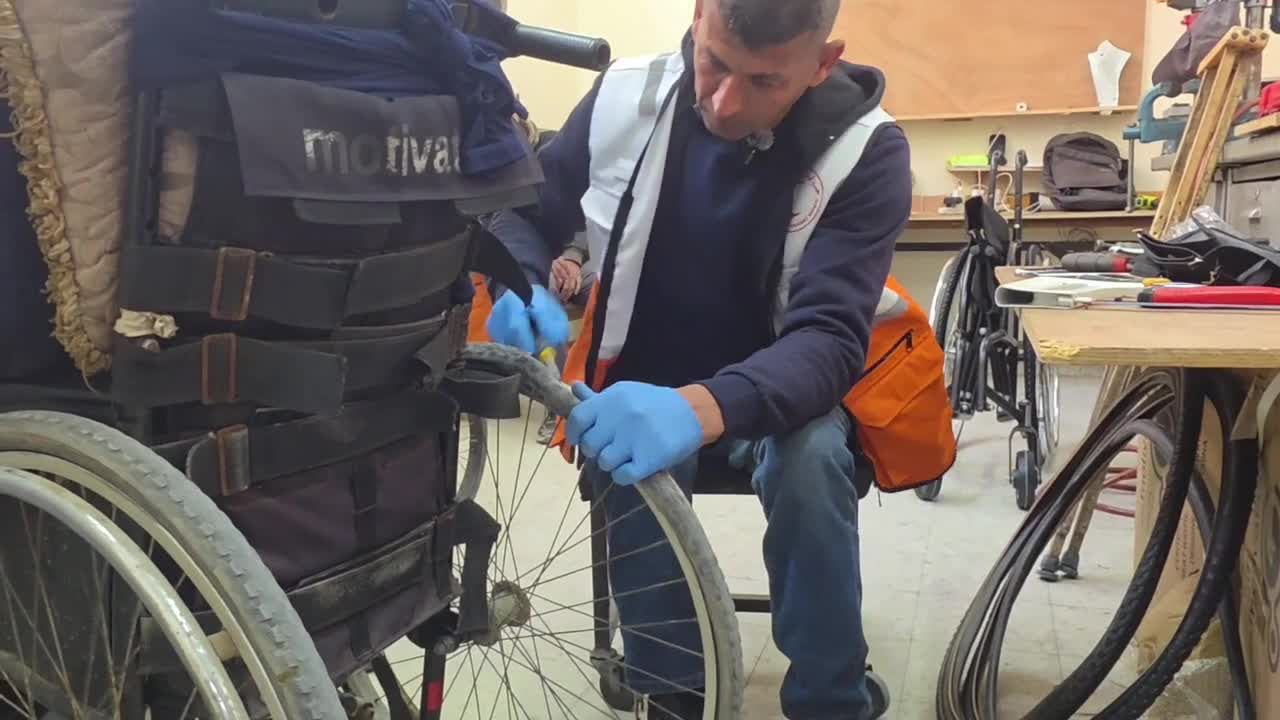 رغم إعاقته.. "رمزي الفجم" يواصل عمله في إصلاح الكراسي المتحركة لجرحى غزة