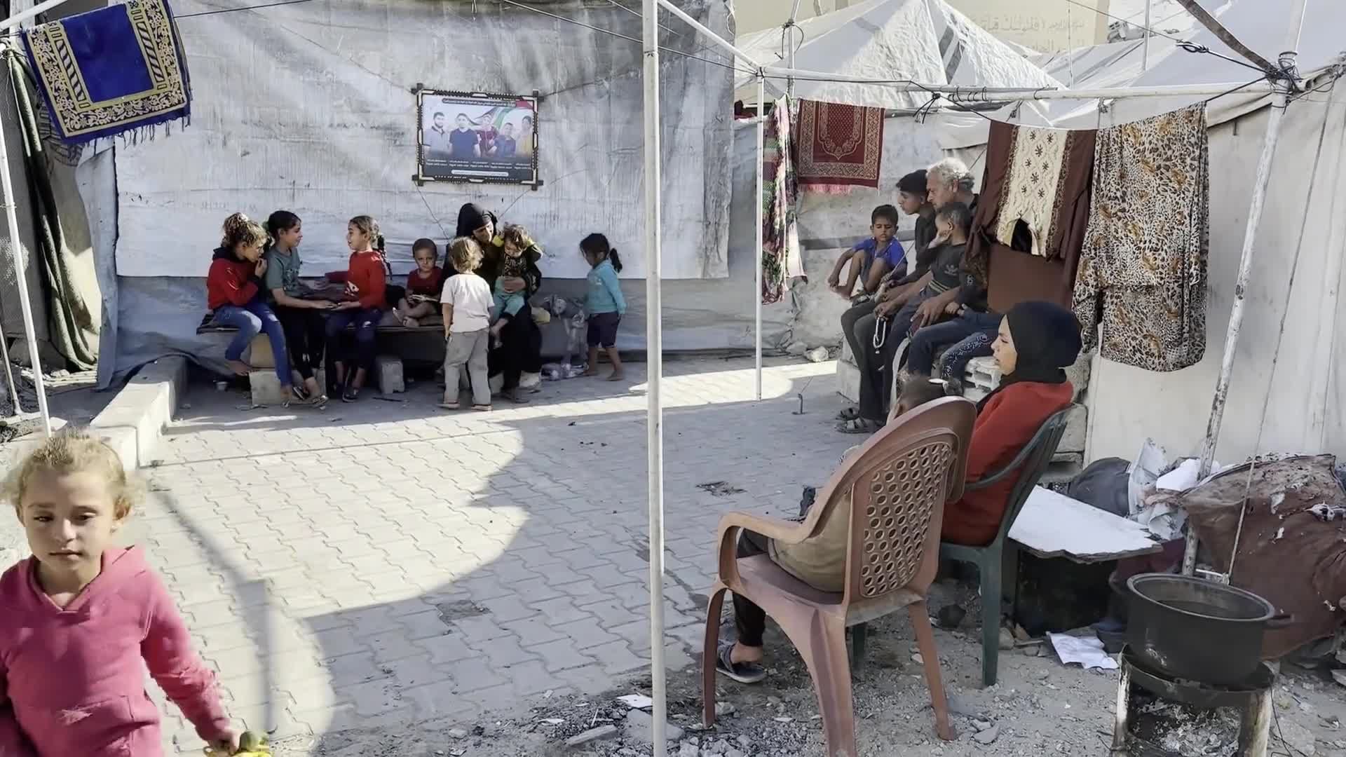 مأساة في غزة.. عائلة عليوة تتبنى 36 يتيمًا بعد فقدان خمسة من أبنائها في الحرب