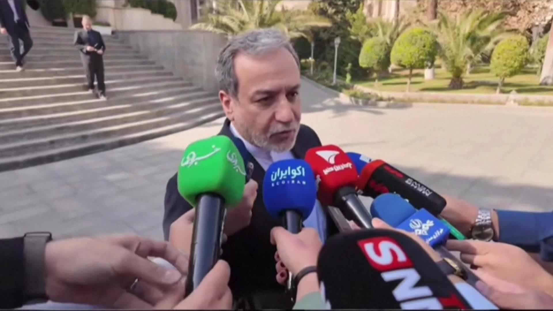 طهران تعلن انتقال مواطنتها مهديه أسفنديار إلى سفارتها في باريس بعد الإفراج عنها من قبل فرنسا
