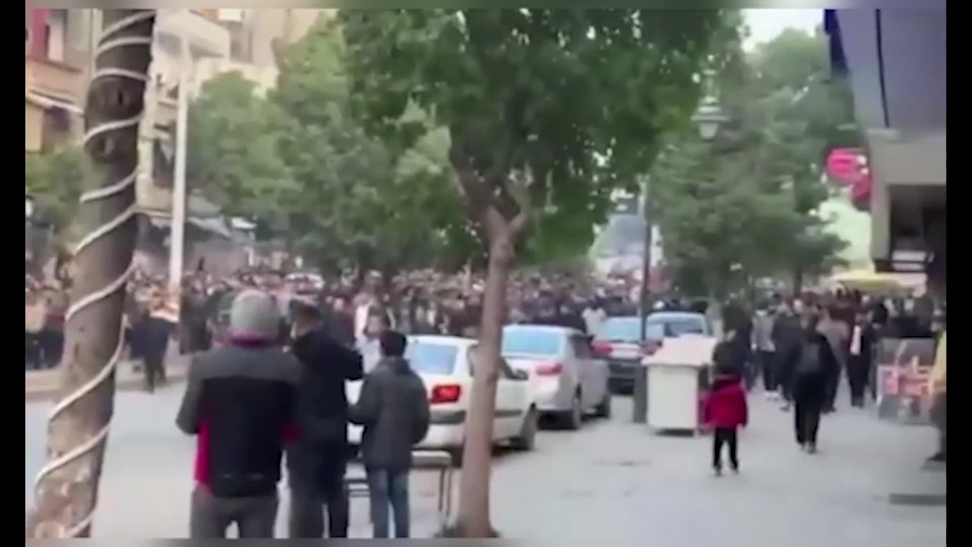 اثر تظاهرات واشتباكات مسلحة .. مجموعة من ادارة العمليات تتفقد مقام الخصيبي الذي أحرق في حلب