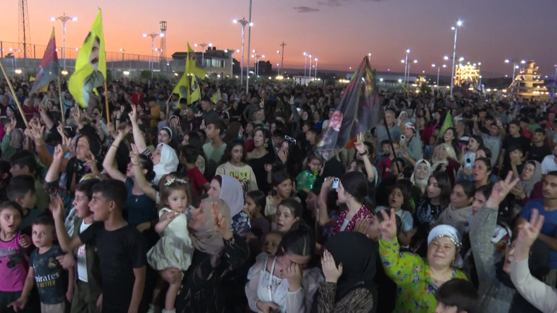 أوجلان يدعو إلى تسريع نزع سلاح حزب العمال الكردستاني وسط احتفالات أنصاره في القامشلي السورية