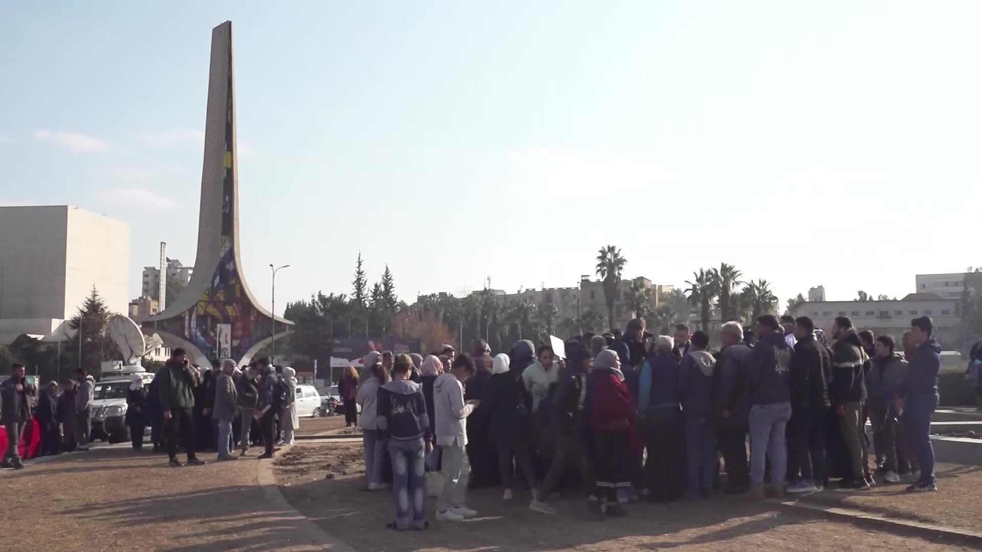 محتجون وسط العاصمة يطالبون بإطلاق سراح عسكريين اعتقلتهم السلطات الجديدة بعد عودتهم من العراق