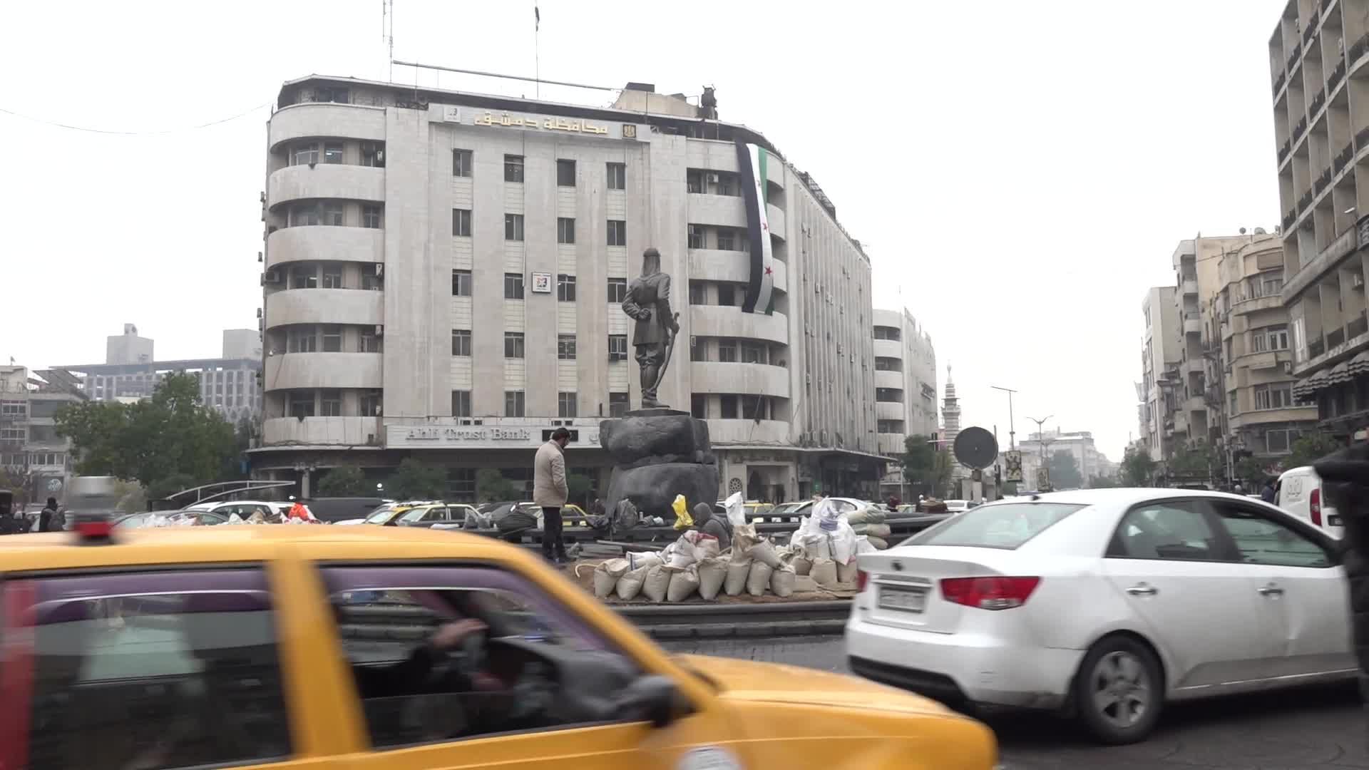 شبان متطوعون يشاركون بتنظيم حركة المرور في العاصمة دمشق