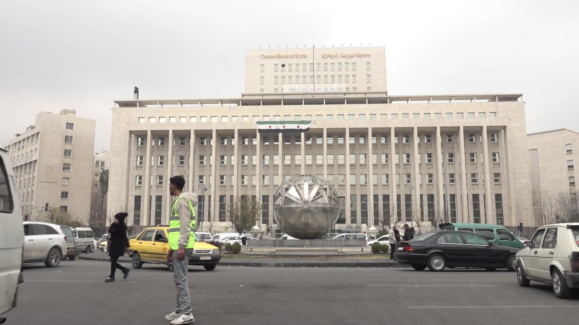 صرافون جوالون وفخ العملات المزورة..مخاوف تعكر الارتياح الشعبي لتحرير التعامل بالعملة الأجنبية