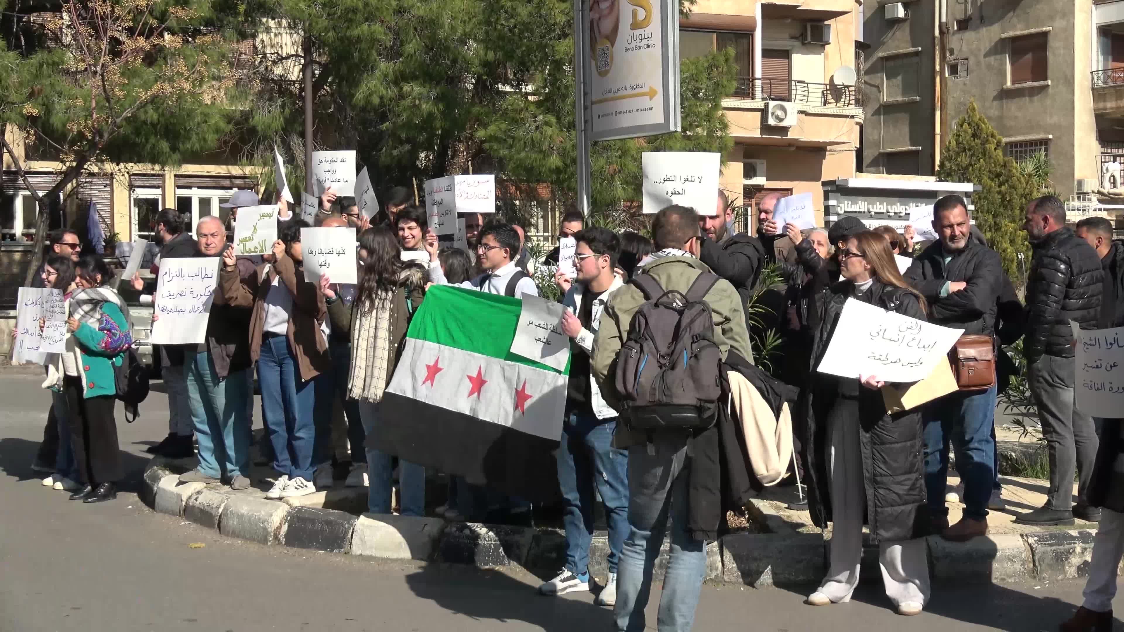 سوريون يرفضون تجاوز الحكومة الانتقالية صلاحياتها ويحتجون على مساسها بالرموز الوطنية