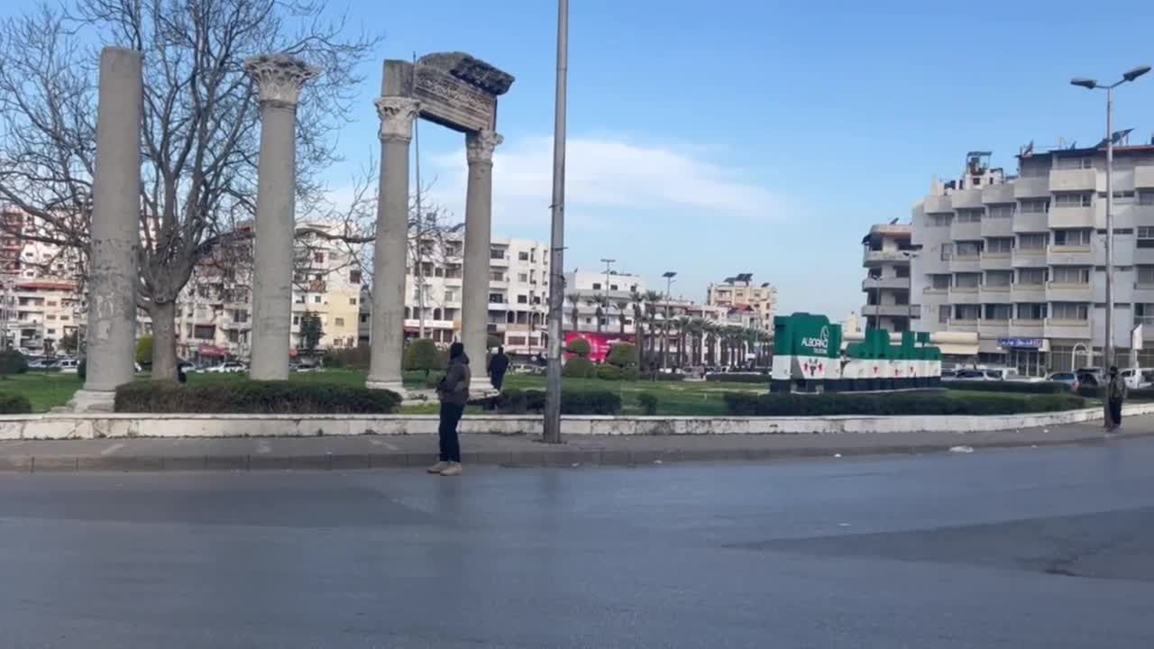 وسط اشتباكات عنيفة واعدامات ميدانية.. السلطات الانتقالية تواصل حملتها بالساحل وتقترب من جبلة