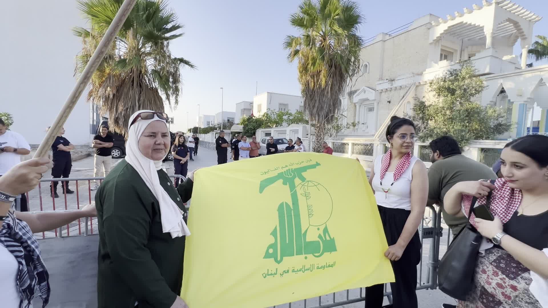 وقفة احتجاجية أمام سفارة لبنان رفضاً لقرار نزع سلاح حزب الله